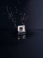 Siyah Kalp Detaylı Charm