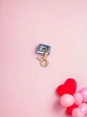 Sallantılı Boğa Burcu Charm Sarı Renk
